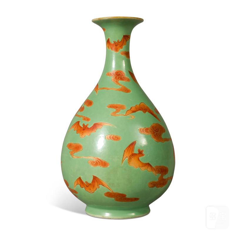 A lime-green-ground iron-red 'bats' vase, yuhuchunping, Qing dynasty, 19th century | 清十九世紀 綠地礬紅彩描金雲蝠紋玉壺春瓶 - 图3